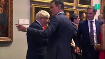 El recibimiento de Pedro Sánchez a Boris Johnson en el Prado antes de la cena de la OTAN