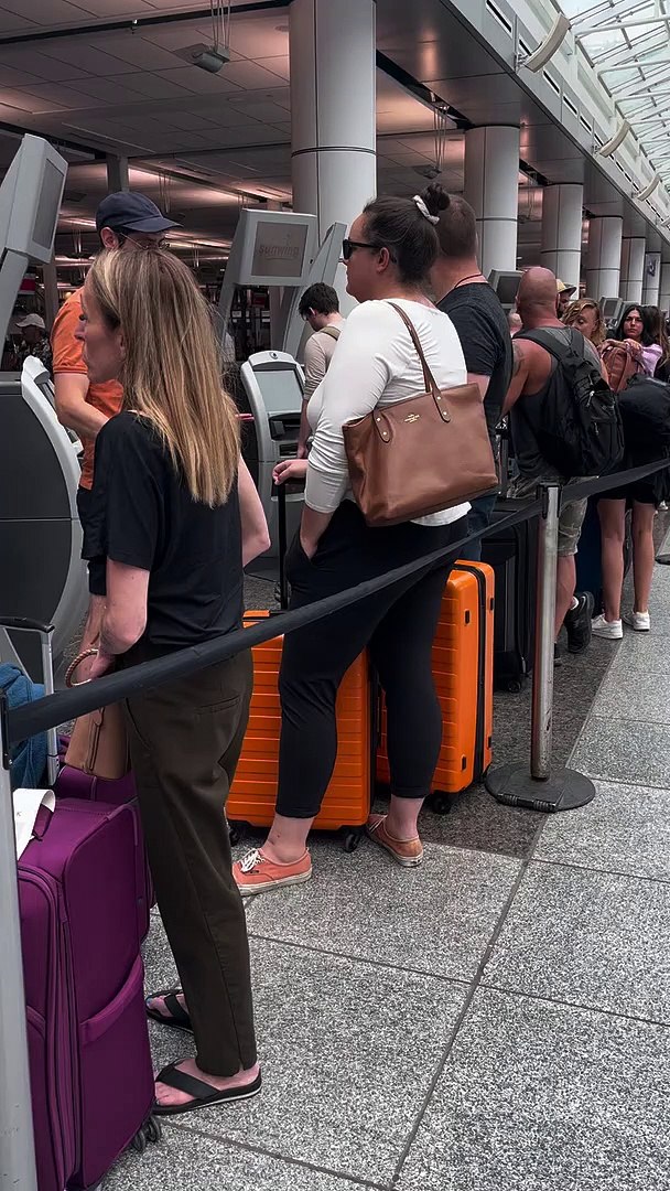 Files d'attente et bagages perdus : le chaos à l'aéroport de Montréal -  Vidéo Dailymotion