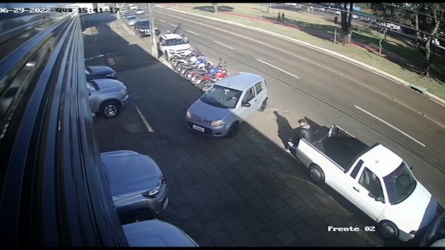 Sexto sentido? Homem quase é prensado por carros em colisão no Centro