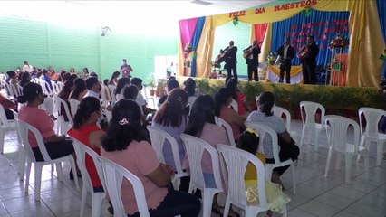 León celebra a los maestros con alegre acto cultural