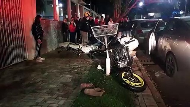 HB20 se envolve em colisão com moto e na sequência atinge dois carros estacionados na Rua Cuiabá