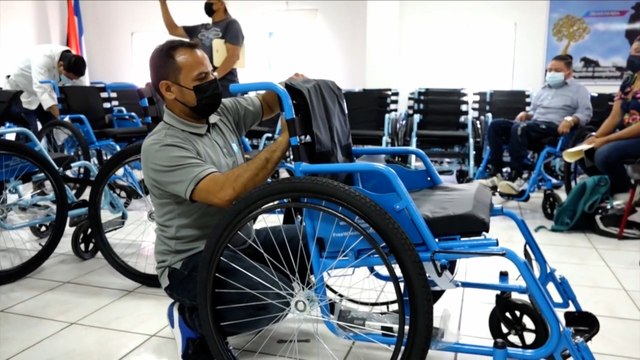 Gobierno y organismo religioso entregan sillas de ruedas a familias de Granada