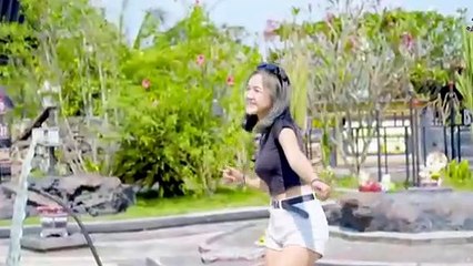 ORANG KETIGA x SEKUNTUM MAWAR MERAH