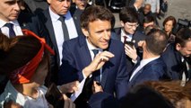 Emmanuel Macron cible de projectile lors de sa visite à Cergy