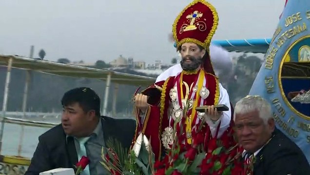 Los pescadores peruanos hacen una pausa para adorar a San Pedro