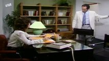 Novela Pão Pão, Beijo Beijo (1983) - Ciro fica furioso ao ver Júlio na sua sala