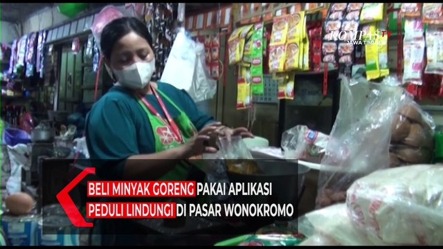 Beli Minyak Goreng Pakai Aplikasi Peduli Lindungi di Pasar Wonokromo