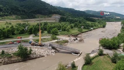 Selde yıkılan panel köprüyü kaldırma çalışmaları sürüyor