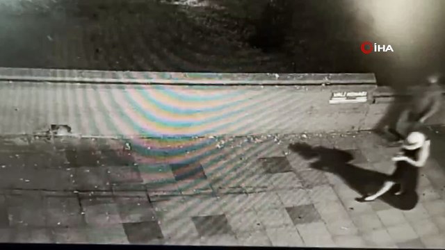 Yolda yürüyen kadına arkadan yaklaşıp dehşeti yaşattı! O anlar saniye saniye kamerada