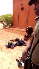 Un terroriste capturé disparaît mystérieusement devant des soldats burkinabé ; Video