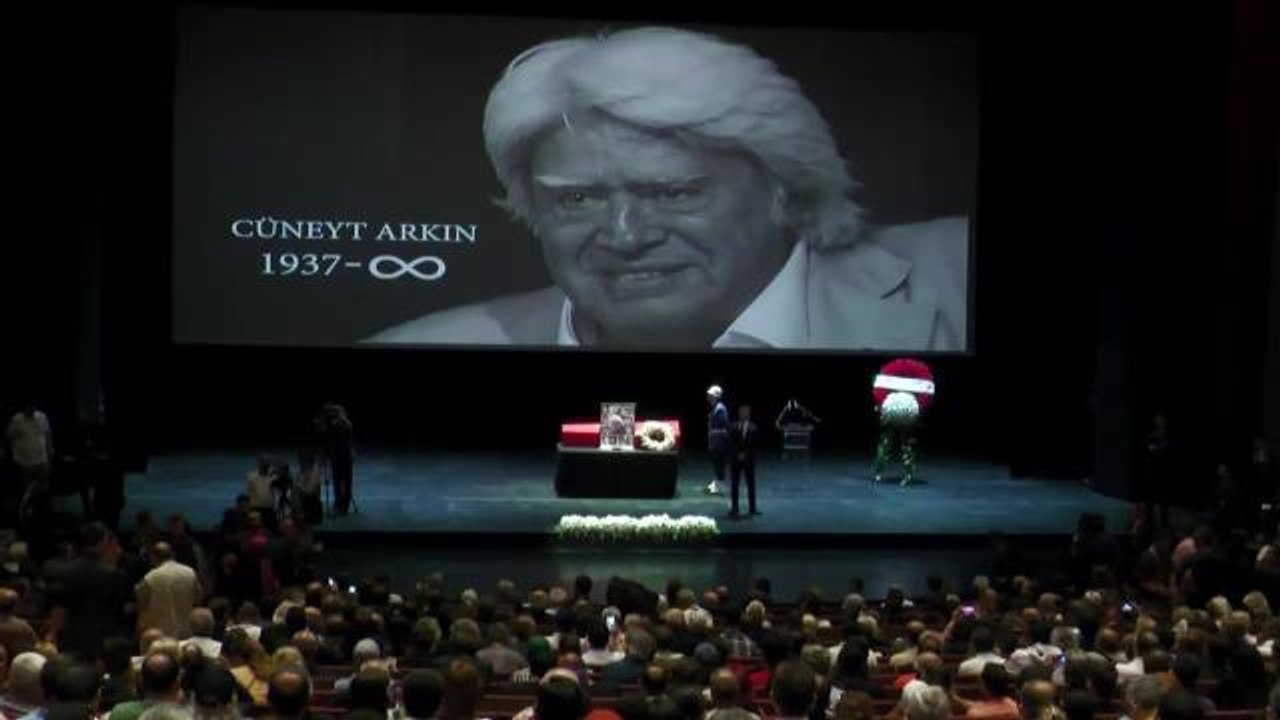 Usta Oyuncu Cüneyt Arkın İçin Atatürk Kültür Merkezi'nde Tören Düzenlendi