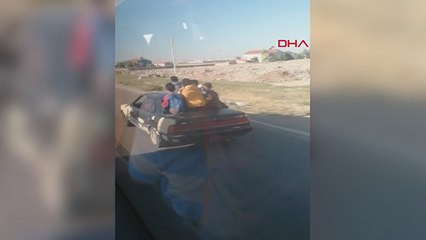 Camları ve plakası olmayan otomobilde tehlikeli yolculuk