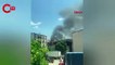 Esenler'de iki katlı binanın çatısı alev alev yandı