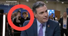 Tres chavales vacilan a Pedro Sánchez mientras se pavonea en una entrevista con RTVE