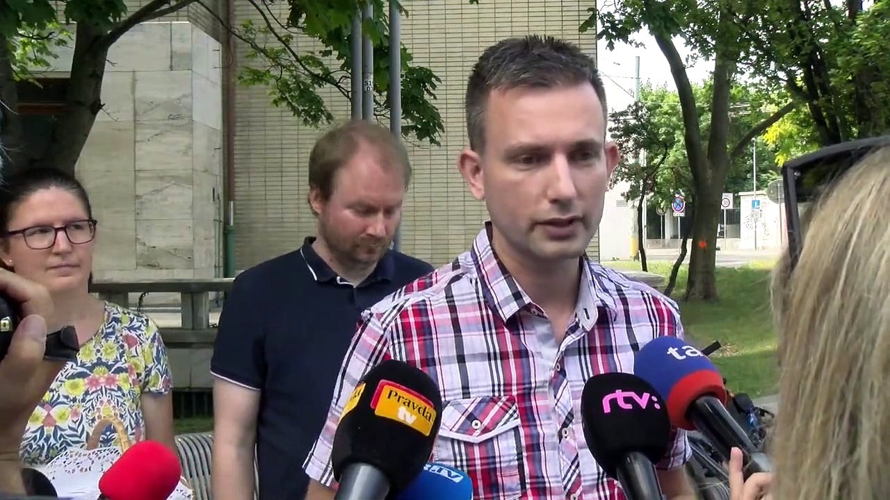 ZÁZNAM: SKU odovzdala vláde vizitky s menami učiteľov, ktorí odchádzajú zo škôl