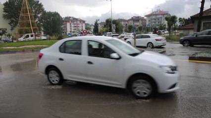 Sağanak nedeniyle yollarda su birikintileri oluştu