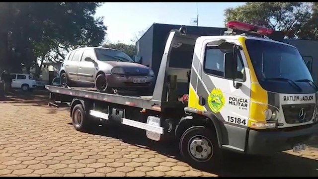 Carro furtado há quase um ano é localizado, abandonado, na Rua Altemar Dutra