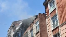 Son dakika haber... Esenler'de binanın çatısında çıkan yangın hasara neden oldu