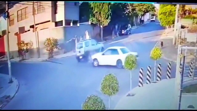 Dos vehículos impactaron, uno de ellos dando vuelco de campana, pero ambos huyen del lugar