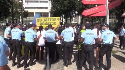 Policía impide que Greenpeace coloque carteles frente a conferencia de Lisboa