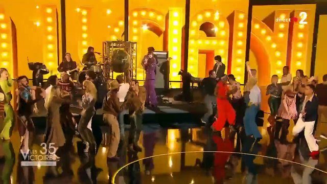 Clara Luciani chante Nue aux Victoires de la Musique