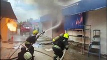 فيديو: رجال إطفاء يكافحون النار بعد قصف روسي على سلوفينسك الأوكرانية