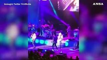 Carlos Santana sviene durante un concerto in Michigan