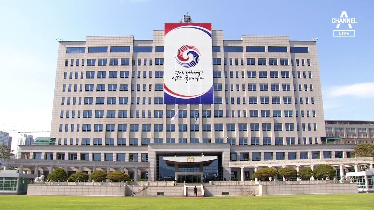 [단독]윤 대통령 출근길 회견 뒤로 장애인 작가 그림 전시