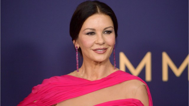 VOICI : Catherine Zeta-Jones métamorphosée sur sa dernière photo Instagram, les internautes sont sous le charme