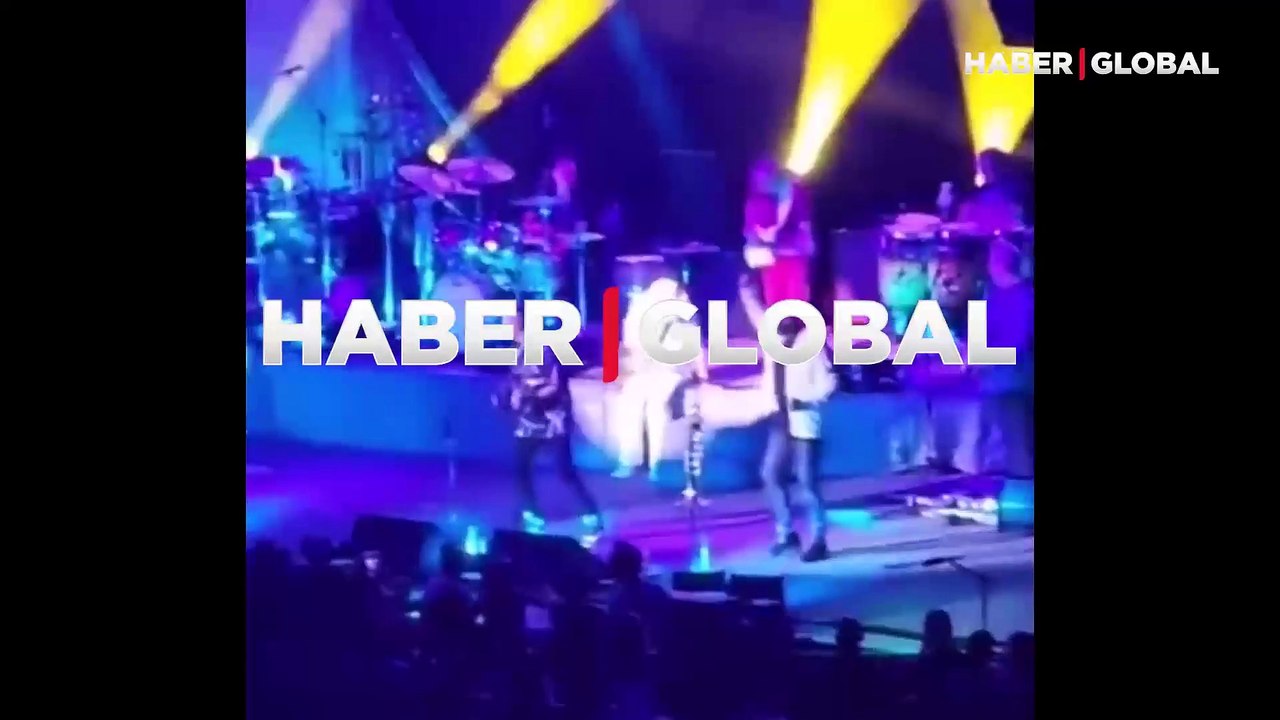 Efsane müzisyen Carlos Santana sahnede yere yığıldı