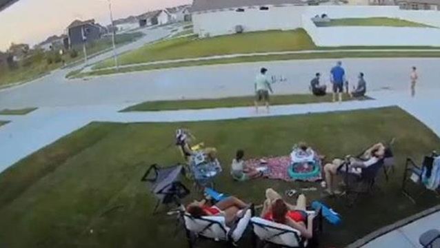 Erkekler havai fişek patlatmak istedi, işler ters gidince kadınlar çığlık çığlığa kaçtı