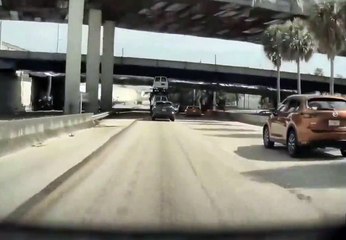 Ce routier a oublié qu'il transportait des véhicules...