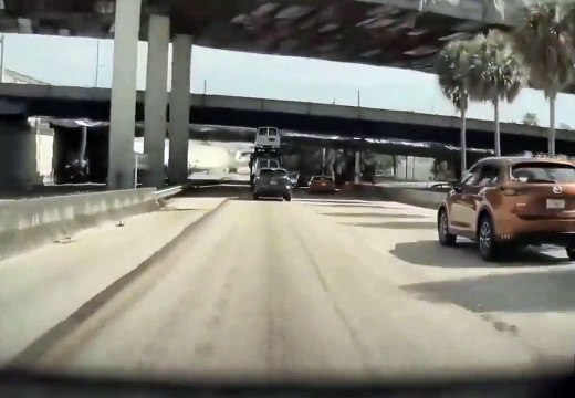 Ce routier a oublié qu'il transportait des véhicules...