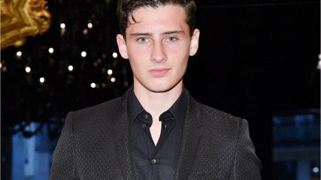 GALA VIDEO - PHOTO - Gad Elmaleh : son fils Noé amoureux, il échange un baiser enflammé avec sa chérie