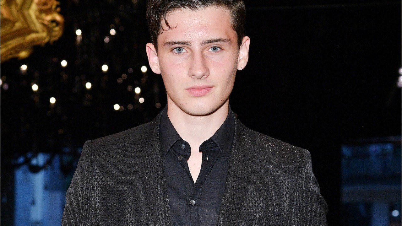 GALA VIDEO - PHOTO - Gad Elmaleh : son fils Noé amoureux, il échange un baiser enflammé avec sa chérie