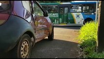 Ford Ka e ônibus coletivo se envolvem em colisão no Santo Onofre