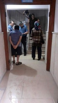 Evine dolan sel sularından zor kurtarıldı