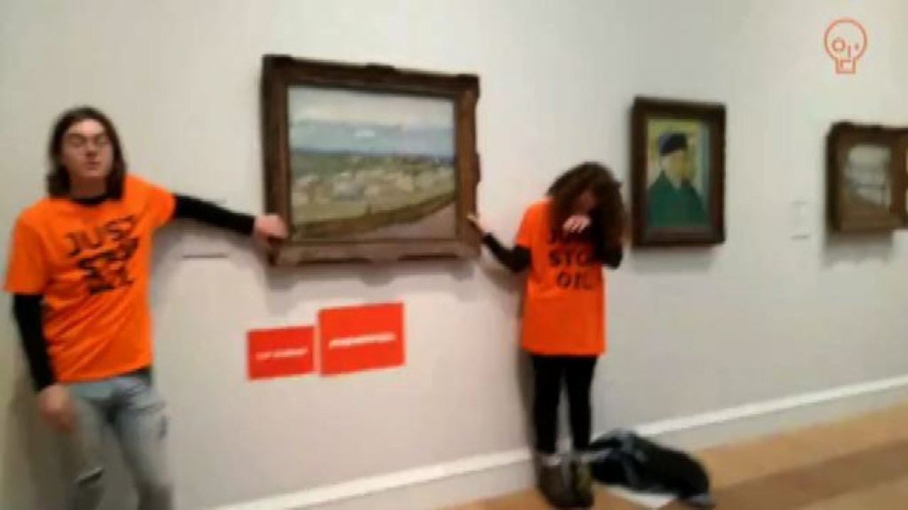 Protesta contro il petrolio: attivisti si incollano a un Van Gogh