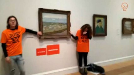 Protesta contro il petrolio: attivisti si incollano a un Van Gogh