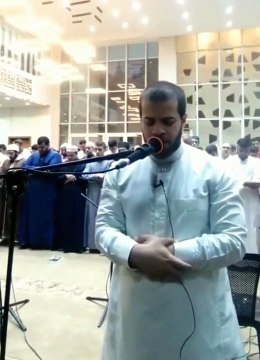 أدهم نابلسي يؤم المصلين بأحد المساجد في أحدث ظهور له