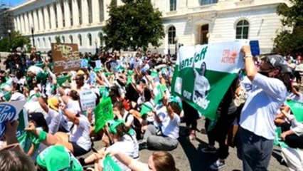Protesta por el fallo del aborto corta la calle de entrada al Supremo de EEUU