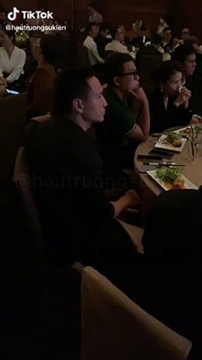 Hồ Ngọc Hà - Kim Lý nắm tay không rời khi dự sự kiện