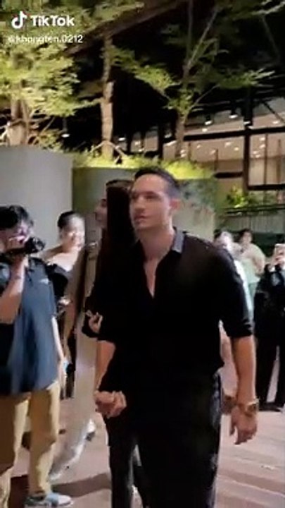 Kim Lý thể hiện rõ tình yêu, nắm chặt tay Hồ Ngọc Hà