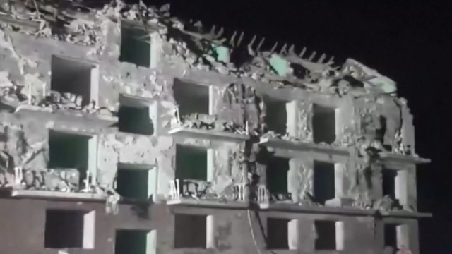 러, 우크라 남부 오데사 아파트 미사일 폭격...17명 사망 / YTN