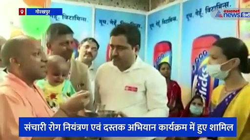 CM योगी ने'अन्नपूर्णा रसोई' वैन को दिखाई हरी झंडी, बच्चे को दी चॉकलेट और खिलौने