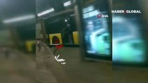 Üsküdar'da durakta yolcular metrobüs beklerken TIR geldi