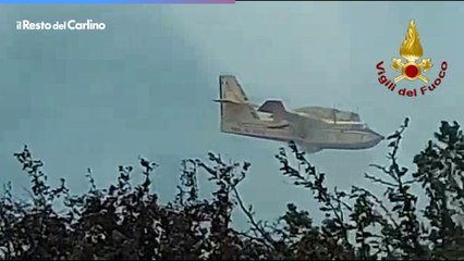 Incendio a Vergato, 29 persone evacuate. Il video del Canadair al lavoro