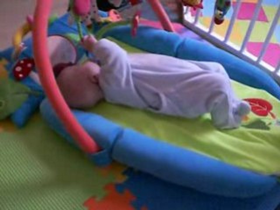 léonie joue en soulevant ses fesses