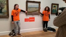 Londres : des militants écologistes se collent la main à un tableau de Van Gogh