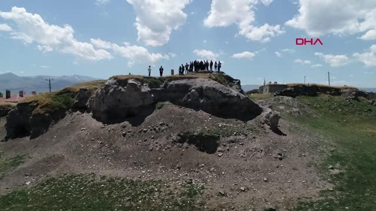 SEVGİ EVLERİNDEKİ ÇOCUKLARA PULUR HÖYÜK KAZI ALANINDA UYGULAMALI KAZI EĞİTİMİ VERİLDİ.